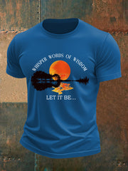Herren-T-Shirt mit Beatles-Gitarrenprint und dem Spruch „Whisper Words of Wisdom Let it Be“
