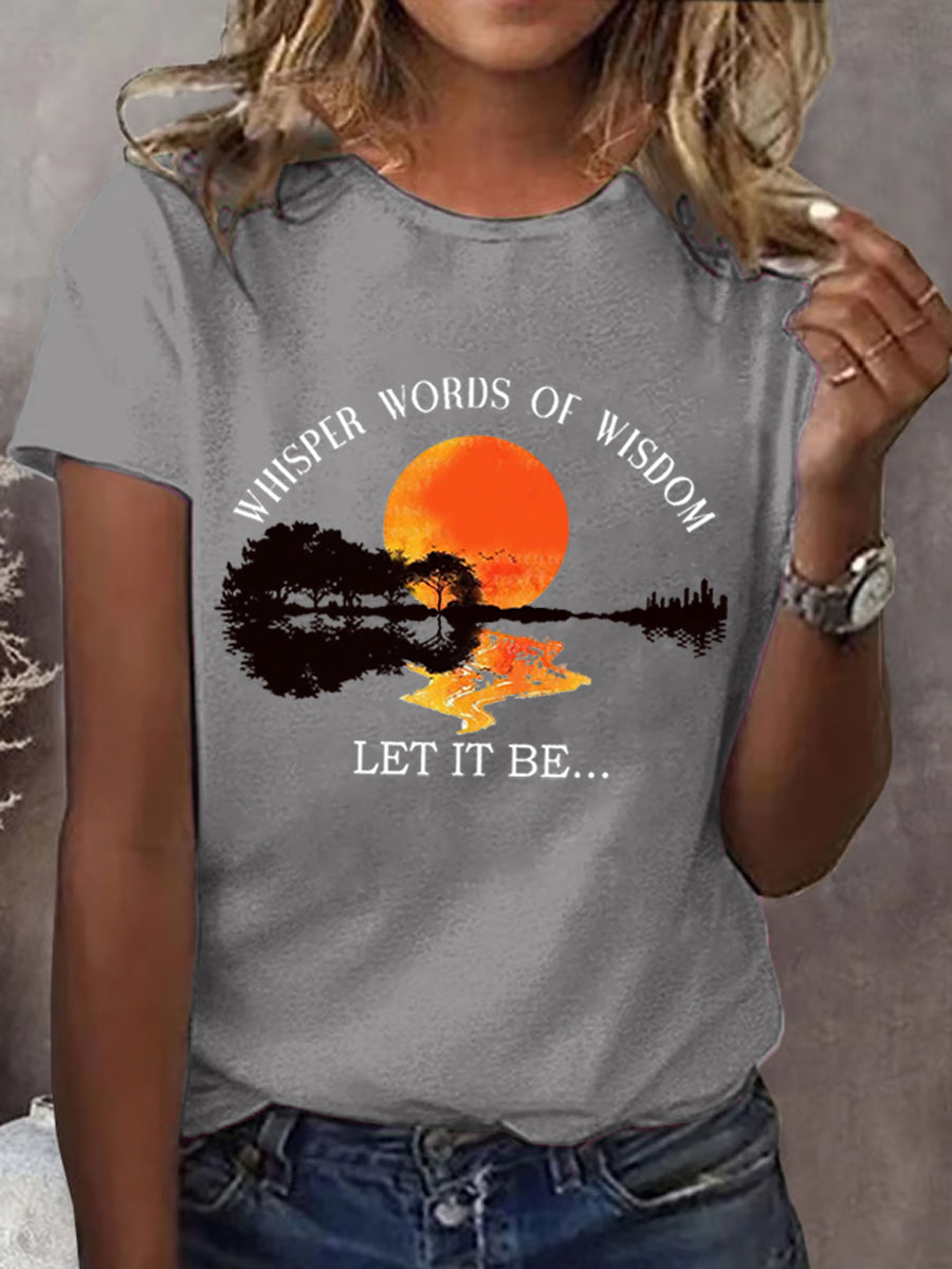 Damen-T-Shirt mit Gitarrenprint und dem Aufdruck „Whisper Words of Wisdom Let it Be“