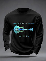 Retro-Langarmshirt für Herren mit Gitarrenprint und dem Aufdruck „Whisper Words Of Wisdom Let It Be“.
